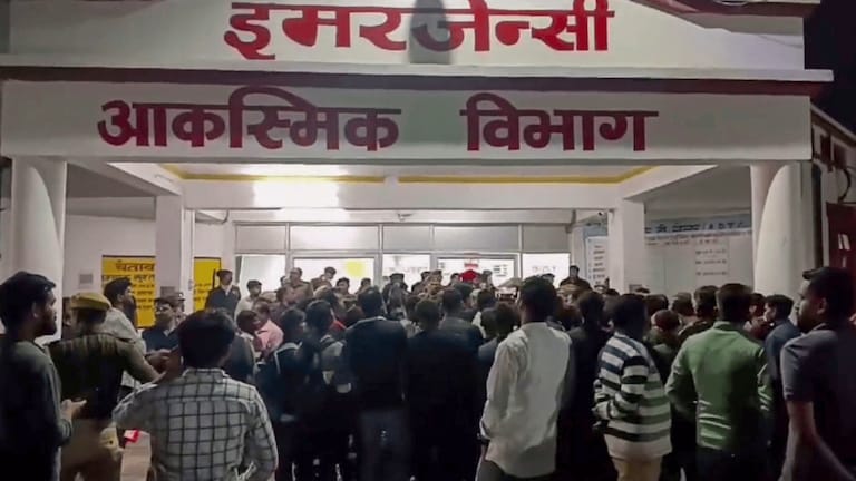 झांसी के अस्पताल में आग लगने से शिशुओं की मौत पर एनएचआरसी का यूपी सरकार, डीजीपी को नोटिस झांसी अग्निकांड में 10 नवजात बच्चों की मौत हो गई