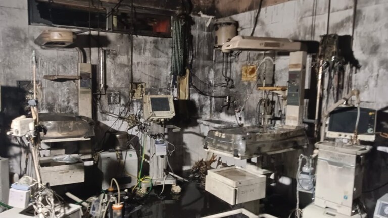 झांसी अस्पताल अग्निकांड: चप्पल, सलवार में लगी आग पर नर्स मेघा ने 15 बच्चों की बचा ली जान ये तस्वीर झांसी के स्पेशल न्यू बोर्न केयर यूनिट की है, जिसमें झुलसकर बच्चों की मौत हो गई.