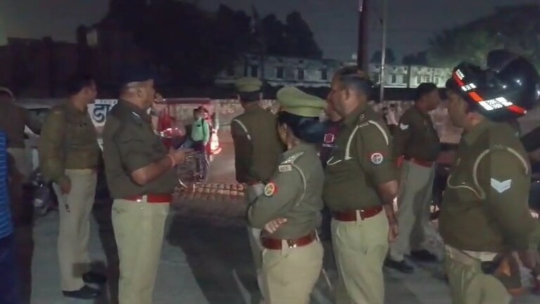 अलीगढ़ में कोचिंग सेंटर का शिक्षक छात्रा के साथ पिछले 8 महीने से कर रहा था गंदी हरकत! खूब हुआ हंगामा Aligarh