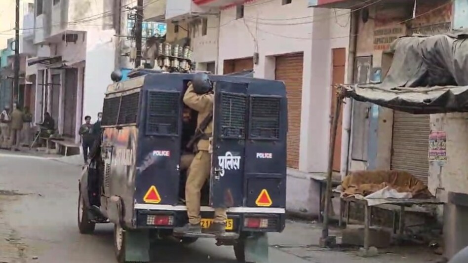 Sambhal Violence: संभल में जामा मस्जिद सर्वे के दौरान भड़की हिंसा में 3 की मौत, एक पुलिसकर्मी की हालत गंभीर Sambhal Jama Masjid Violence