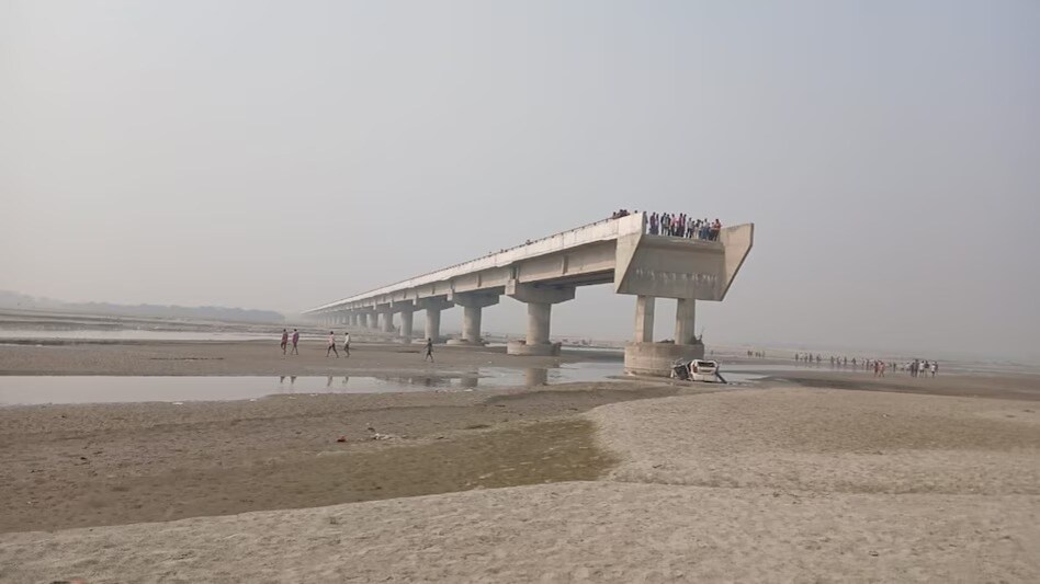 मोबाइल पर मैप देखकर शादी में जा रहे थे तीन दोस्त, अचानक खत्म हुआ पुल और नीचे गिरी कार, सभी की मौत बरेली