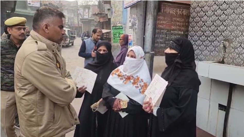 संभल हिंसा में पुलिस ने पकड़ा ‘भाई’ तो उसे छुड़ाने के लिए कोतवाली आईं बहनें, फिर परेशान हो ये कहा Sambhal