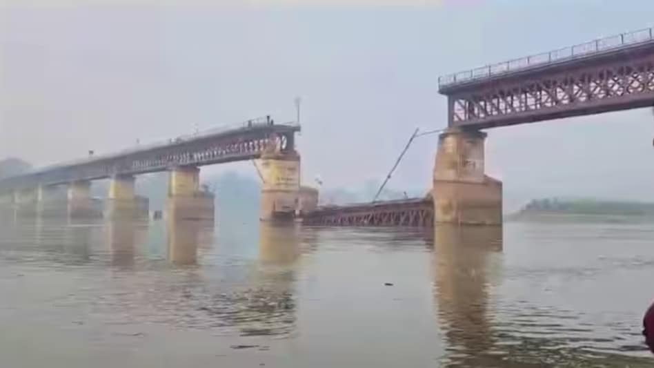 कानपुर : गंगा में गिरा 150 साल पुराना पुल, आजादी के पहले ब्रिटिश इंजीनियरों ने बनाया था Kanpur News
