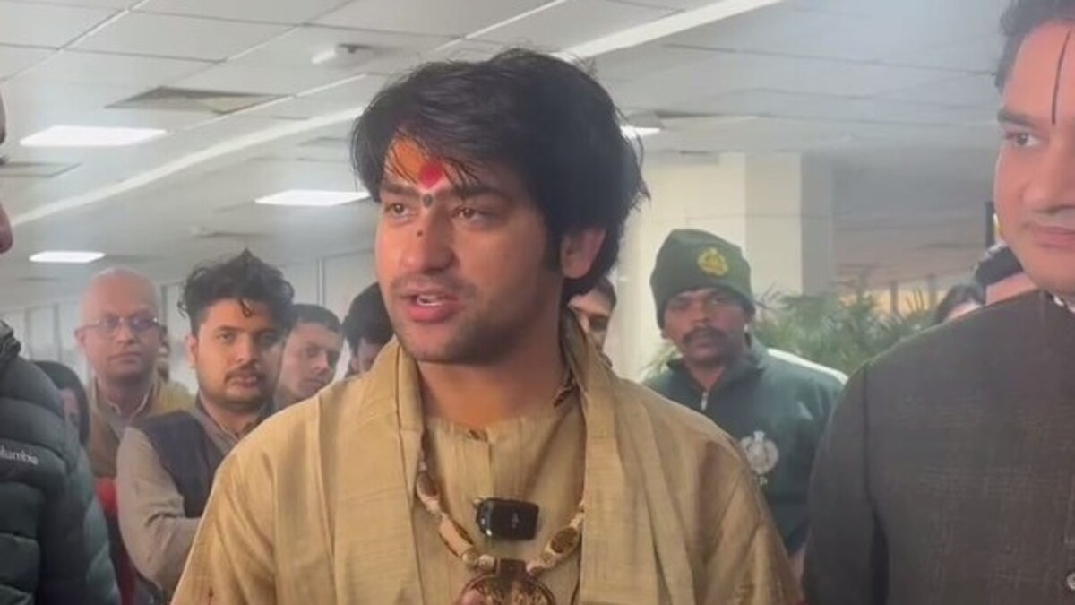 VIDEO : हिंदू एकता यात्रा में बागेश्वर धाम के धीरेंद्र शास्त्री पर फेंका मोबाइल, बाबा को लगी चोट, फूलों के साथ उड़ता आया फोन Baba Bageshwar