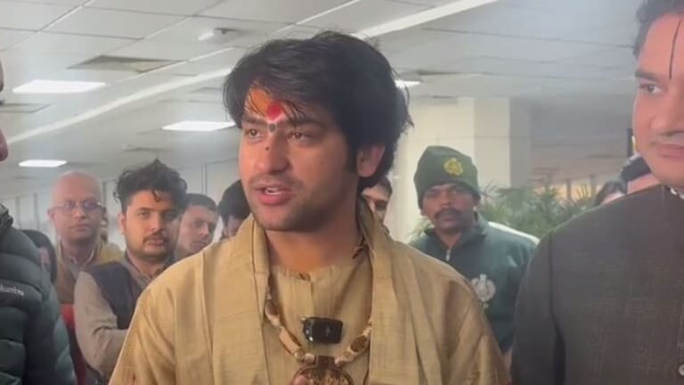 VIDEO : हिंदू एकता यात्रा में बागेश्वर धाम के धीरेंद्र शास्त्री पर फेंका मोबाइल, बाबा को लगी चोट, फूलों के साथ उड़ता आया फोन Baba Bageshwar