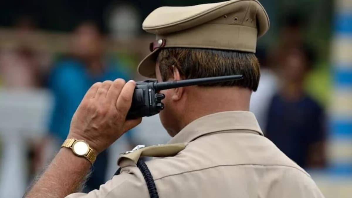 गाजीपुर : सिपाही की शिकायत पर 18 पुलिसकर्मियों पर FIR, SP साहब पर भी केस...आखिर ऐसा क्या हुआ? UP Tak