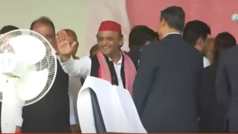 झारखंड में हेमंत सोरेन के शपथग्रहण में दिखी INDIA गठबंधन की ताकत, अखिलेश भी पहुंचे रांची, जानें सब अखिलेश यादव