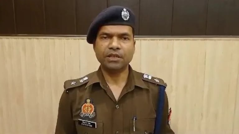 बलिया में रूदल यादव चरा रहे थे भैंस तभी पुलिस वाले आए और वसूल लिए एक लाख रुपये! फिर हुआ बवाल ballia