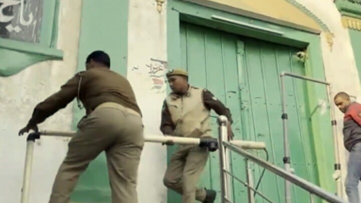 शुक्रवार की नमाज से पहले संभल की जामा मस्जिद के गेट पर ये क्या करने लगी पुलिस? कमिश्नर ने ये बताया Sambhal Masjid case