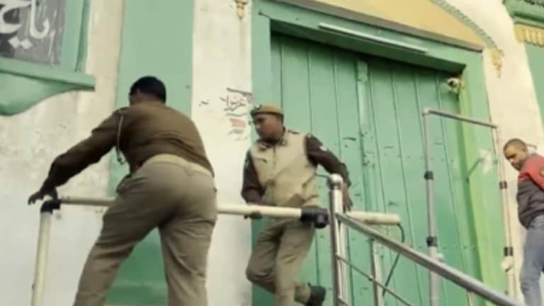 शुक्रवार की नमाज से पहले संभल की जामा मस्जिद के गेट पर ये क्या करने लगी पुलिस? कमिश्नर ने ये बताया Sambhal Masjid case
