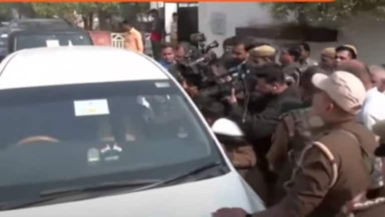 माता प्रसाद पांडे के घर हाई वोल्टेज ड्रामा…गाड़ी में बैठे सपा नेता तो पुलिस ने चारों तरफ लगाई गाड़ियां Mata Prasad Pandey