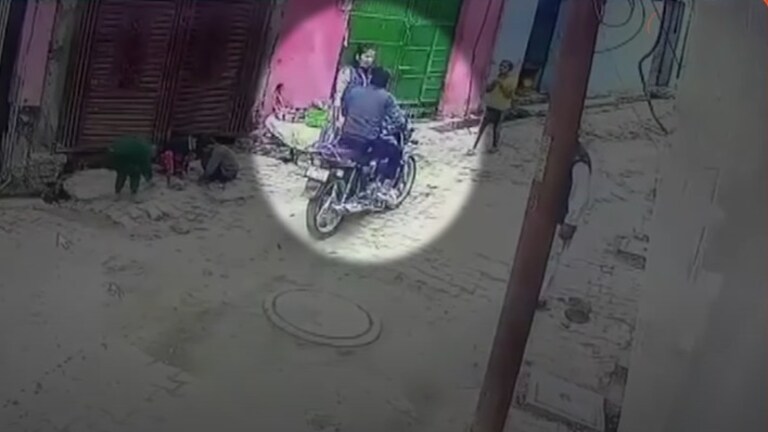 पेट पर लातों से मारा, गलत नीयत से हाथ लगाया...महिला सिपाही अमरीन के साथ सरेआम हुई ज्यादती up police woman constable