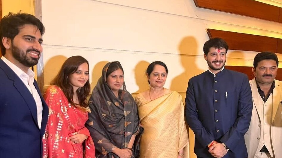 BJP की मृगांका सिंह के गले मिल आईं इकरा हसन फिर अंदर की ये कहानी सामने आई UPTAK