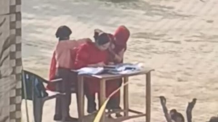 पढ़ाने के बजाय बच्चों से मसाज कराती दिखी लेडी टीचर, मुरादाबाद में कैमरे में कैद हुआ ये सब Moradabad News