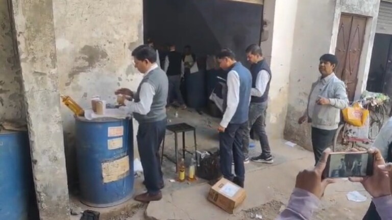 स्किम पाउडर, कास्टिक पोटाश, बेकिंग सोडा, सिथेंटिक सिरप मिला बुलंदशहर में यूं बना रहे नकली दूध Bulandshahr News