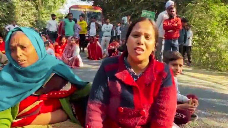 एक्ट्रेस सपना सिंह के 14 साल के बेटे की हत्या हुई? बरेली में सड़क पर बैठ गई अदाकारा तो हुआ बवाल Sapna Singh