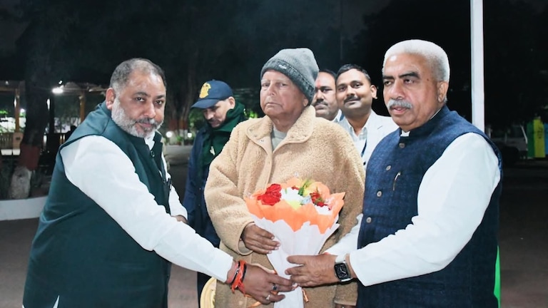 लालू प्रसाद यादव के लिए ये कैसा न्यौता लेकर पहुंचे योगी सरकार के मंत्री दयाशंकर सिंह और राजीव सचान? Ministers Dayashankar Singh and Rajiv Sachan with Lalu Prasad Yadav
