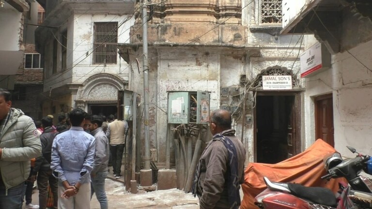 मदनपुरा में जो मंदिर बंद मिला उससे सटे मकान के मुस्लिम मालिक ने 1931 वाली कहानी बता बड़ा दिल दिखाया Varanasi Shiv temple news