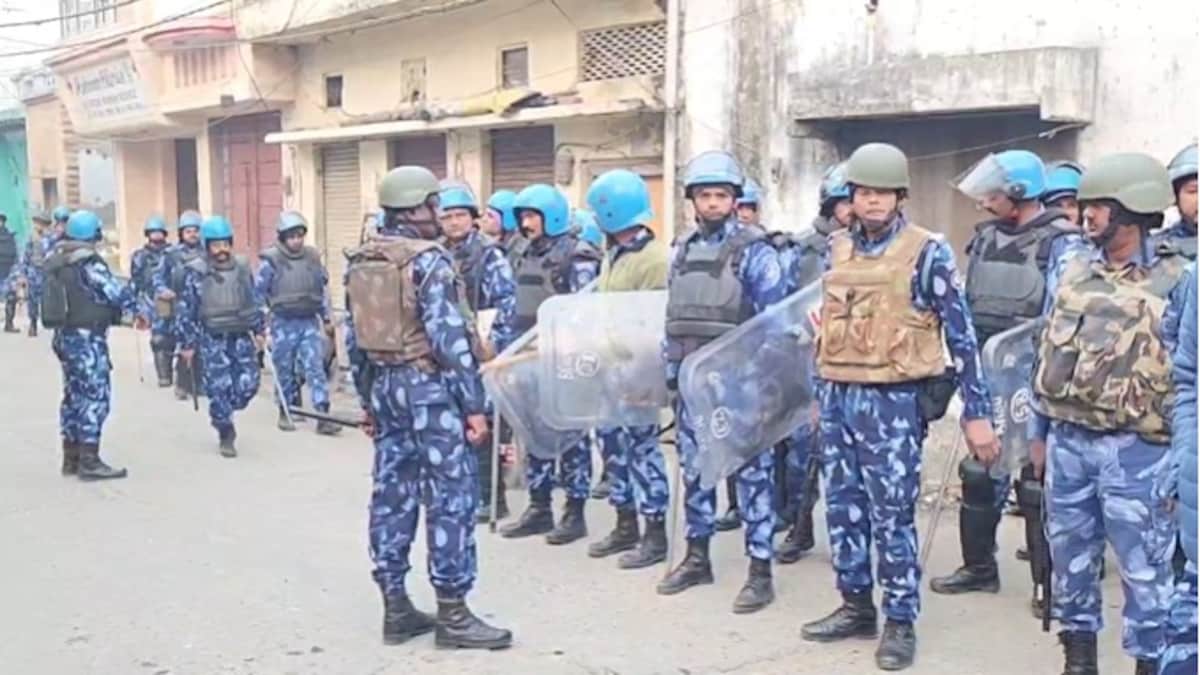 मुश्किल में बर्क! संभल में दिन निकलते ही भारी पुलिसबल के साथ बिजली विभाग की टीम पहुंची सपा MP के घर संभल सपा सांसद के घर पुलिसबल के साथ पहुंची बिजली विभाग की टीम.