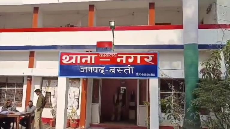 शिक्षक की वजह से डिप्रेशन में आई क्लास-11 की छात्रा, फिर सहेली ने परिवार को बताया कुछ ऐसा, सभी सन्न UP News