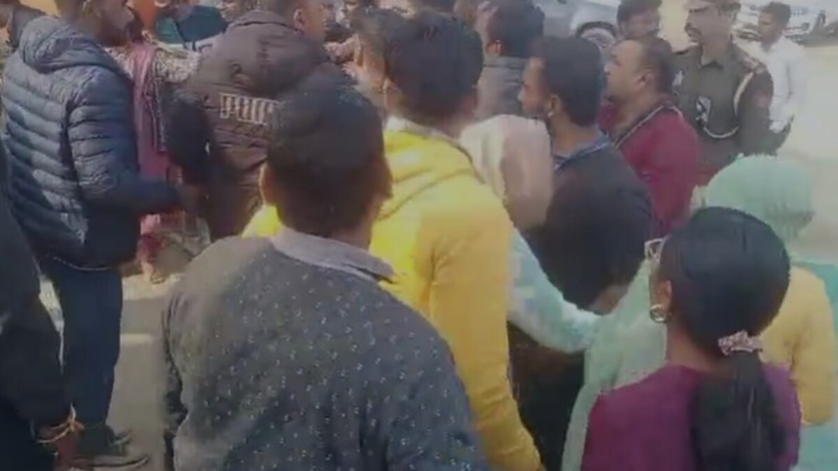 मेरठ में कथा वाचक प्रदीप मिश्रा की कथा के दौरान भगदड़, कई महिलाएं घायल meerut stampede