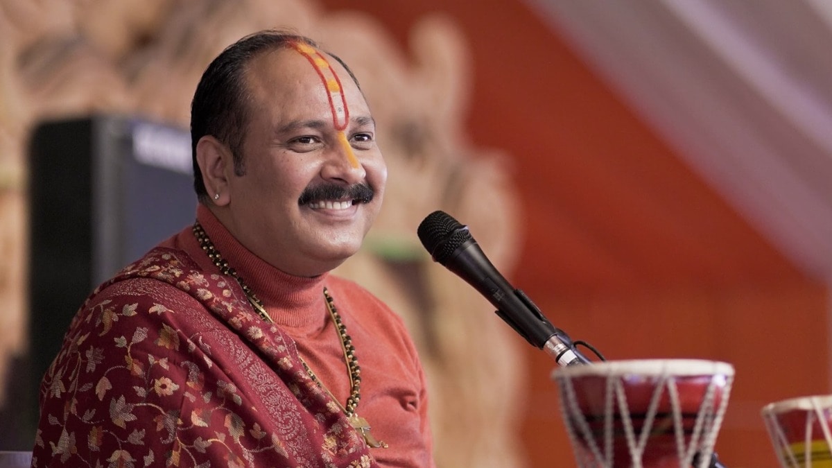 कौन हैं पंडित प्रदीप मिश्रा जिनकी कथा में भगदड़ के समय घायल हुई महिलाएं? Pandit Pradeep Mishra