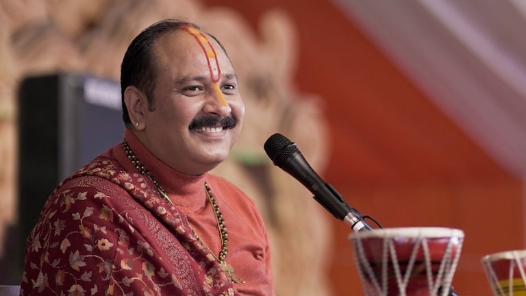 कौन हैं पंडित प्रदीप मिश्रा जिनकी कथा में भगदड़ के समय घायल हुई महिलाएं? Pandit Pradeep Mishra