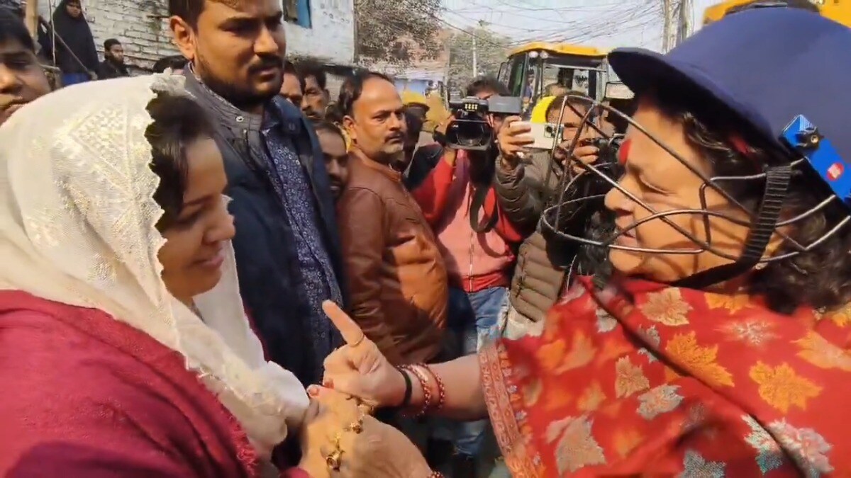 'मेरी बहू मैं एक सेकेंड का टाइम नहीं दूंगी'... हेलमेट पहने आईं कानपुर महापौर प्रमिला पांडे ने नसीम सोलंकी की एक न सुनी Kanpur News
