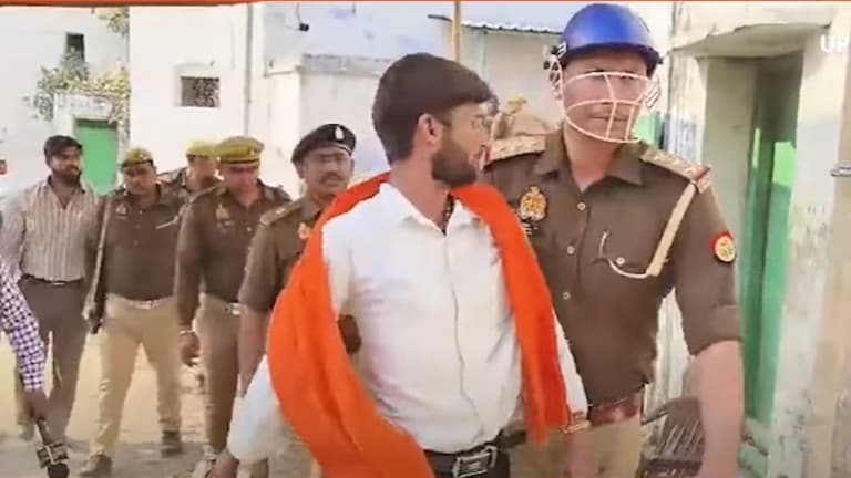 संभल की जामा मस्जिद के सामने पूजा करने पहुंचा युवक, पुलिस पूछताछ में पता चली ये बड़ी बात संभल की जामा मस्जिद के सामने पूजा करने पहुंचा युवक