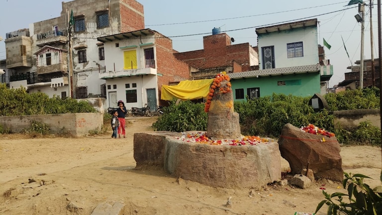 जौनपुर के मुल्ला टोला कब्रिस्तान के बीचों बीच मिले शिवलिंग की कहानी क्या है? Jaunpur, Jaunpur News, Jaunpur Viral News, Jaunpur Temple Found, Jaunpur Shiv Mandir, UP News, UP Viral News, Sambhal, Varanasi