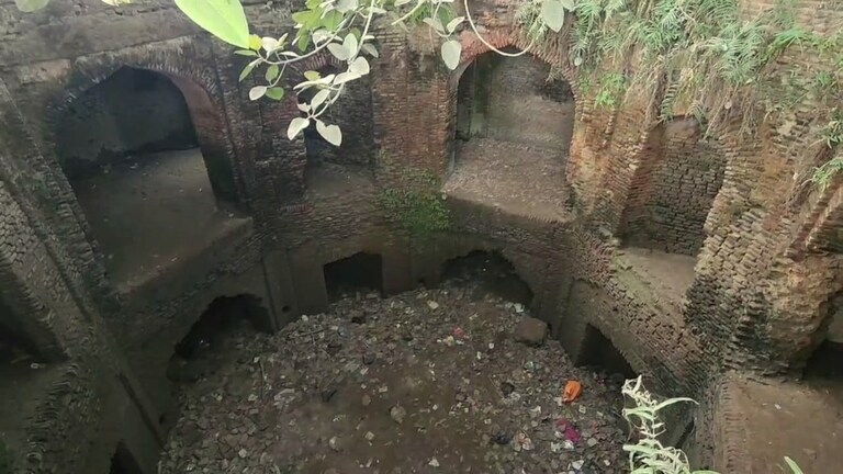 संभल जामा मस्जिद से 2 KM की दूरी पर मिली सम्राट पृथ्वीराज चौहान की बावड़ी, चोर कुआं कहते थे लोग Sambhal, Sambhal News, prithviraj chauhan, prithviraj chauhan sambhal, UP News, UP Viral news, up hindi news, पृथ्वीराज चौहान, संभल, संभल बावड़ी, यूपी न्यूज