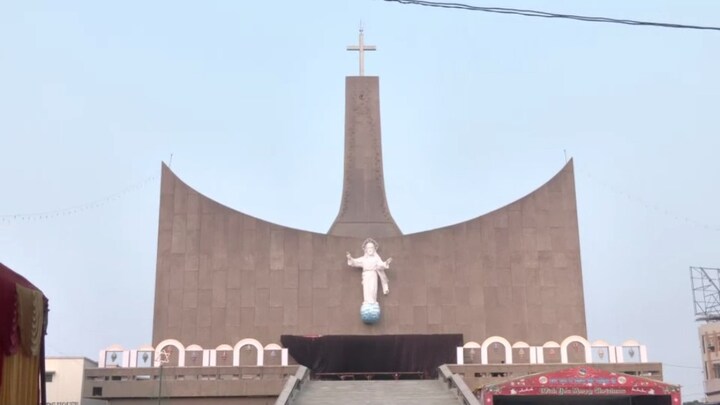 क्रिसमस डे पर लखनऊ में जहां होने लगा 'हरे राम, हरे कृष्ण' वहां से 100 मीटर दूर चर्च! देखिए ग्राउंड रिपोर्ट Lucknow News