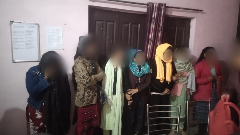 विभा यादव, अनामिका राजपूत, संजना झा…इन 8 लड़कियों ने 300 लड़कों के साथ गजब खेल किया, पुलिस भी सन्न Lalitpur, Lalitpur News, Lalitpur Police, UP News, UP Hindi News, ललितपुर, यूपी न्यूज, यूपी वायरल न्यूज