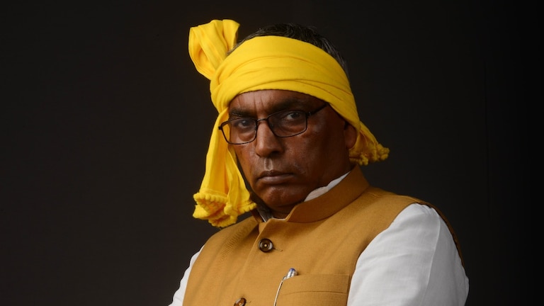 'ठेकेदार मा###%%' बोलने वाले राजभर के वीडियो में नया ट्विस्ट, बेटे अरुण ने किया अब ये दावा Om Prakash Rajbhar (File Photo)