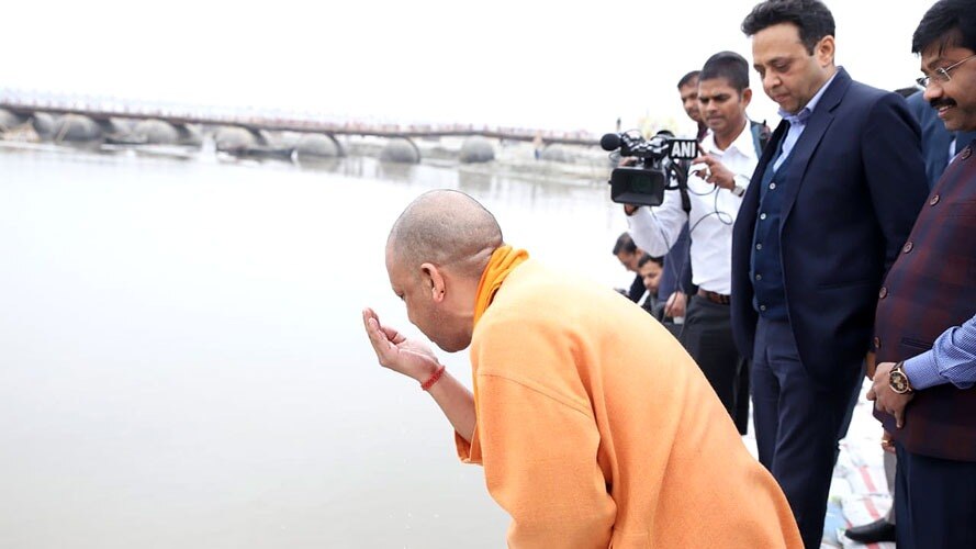महाकुंभ मेला की शुरुआत से पहले सीएम योगी आदित्यनाथ ने घाट पर खड़े होकर खुद किया आचमन CM Yogi Adityanath