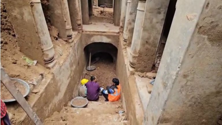 संभल में मिली बावड़ी की दूसरी मंजिल पर क्या है? ASI टीम गई तो ये सब दिखा और काम को रुकवाया Sambhal, Sambhal News, Sambhal Hindi News, ASI, up news