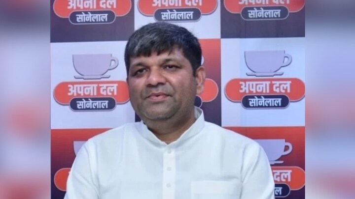 मंत्री आशीष पटेल अपनी ही योगी सरकार पर हुए हमलावर, बोले- हिम्मत है तो सीने पर गोली मारो योगी सरकार के मंत्री आशीष पटेल (फाइल फोटो)