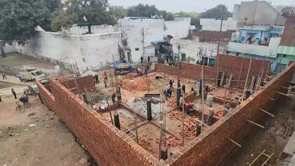 संभल में जामा मस्जिद के पास बन रही पुलिस चौकी को वक्फ बोर्ड की जमीन बताने वालों पर FIR 