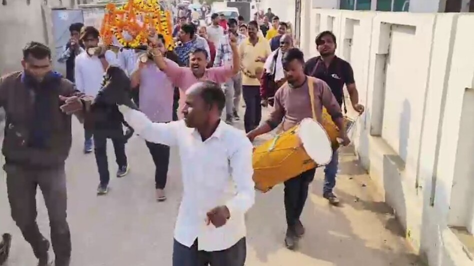 सुल्तानपुर में पिता राम मिश्रा के निधन पर बेटे श्रीराम ने किया डांस, की पैसों की बारिश! वजह भी जान लीजिए Sultanpur News