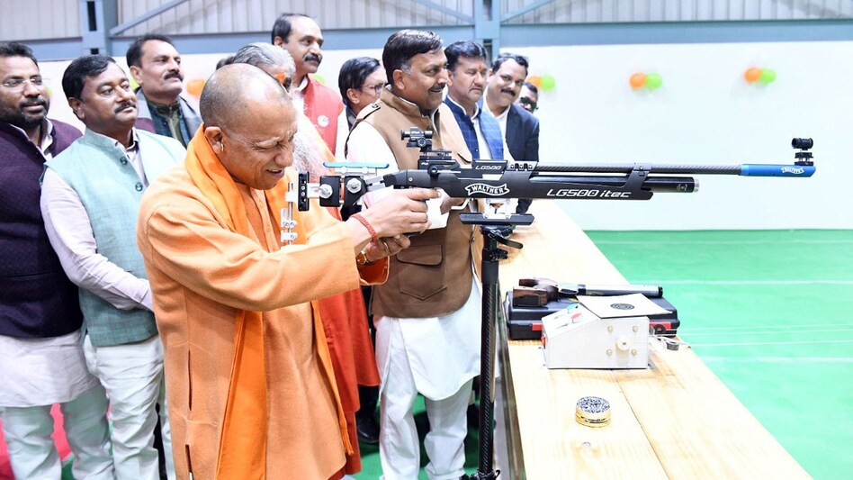 गोरखपुर में मुख्यमंत्री योगी आदित्यनाथ ने शूटिंग रेंज में उठाई राइफल और लगा दिया सटीक निशाना! CM Yogi Adityanath showcased his shooting skills