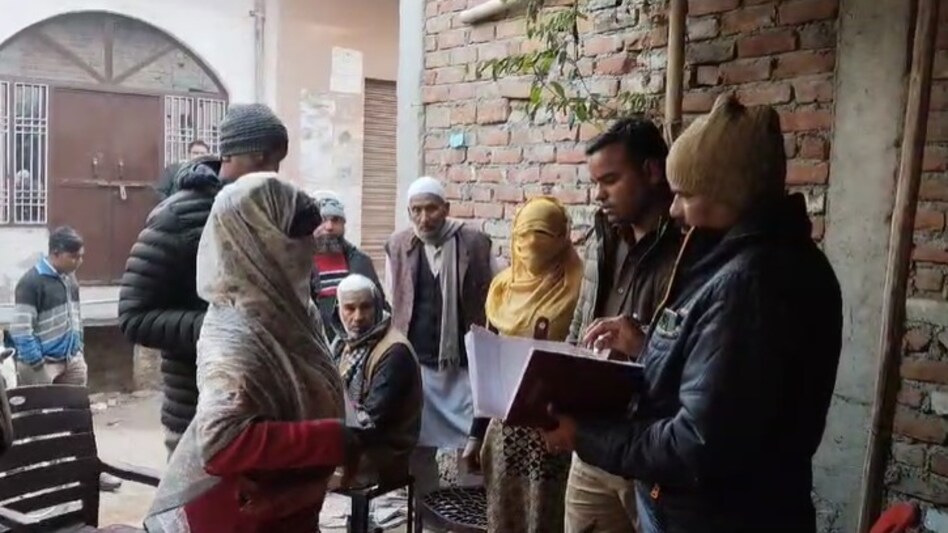 मां और 4 बहनों को मारने वाले अरशद के घर में पुलिस को मिला ये सामान, पड़ोसी फातिमा ने भी बताई विस्फोटक बात Agra News