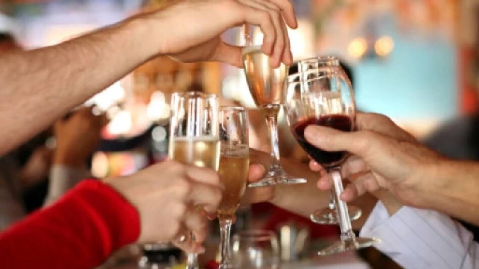 नो महीनों में नोएडा के लोग पी गए ₹21000000000 की शराब, जानें 2023 में क्या था आंकड़ा UPTAK