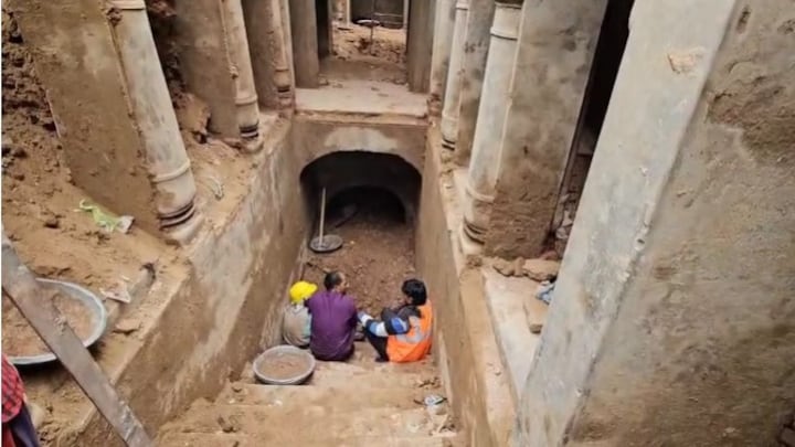 संभल में 13वें दिन अचानक क्यों रोक दी गई बावड़ी की खुदाई? ASI ने जो वजह बताई उसे आप भी जानिए Sambhal News