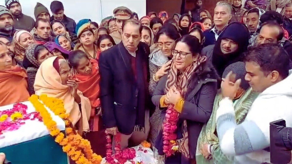 शहीद पति सुधीर यादव के पास आखिरी चिट्ठी रख जज पत्नी आवृत्ति रोते हुए बोली- पढ़ लेना, We Are Proud Of You UP Tak