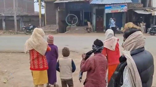 भरापूरा घर और पति को छोड़ भीख मांगने आए शख्स के साथ भागी महिला, भिखारी का नाम नन्हे पंडित Hardoi, Hardoi news, Hardoi Viral news, wife fell in love with beggar, wife ran away with beggar, husband filed FIR on wife, Mother of six children left husband, उत्तर प्रदेश, हरदोई, यूपी न्यूज