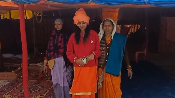 13 साल की राखी महाकुंभ घूमने आई और साध्वी बनने की जिद कर बैठी, मां-पिता ने भी उसे अखाड़े को कर दिया दान 13-year-old Sadvi Rakhi in Maha Kumbh 2025