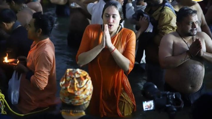 महाकुंभ में मकर संक्रांति की डुबकी लगा इस विदेशी महिला ने आंखें बंद कर जोड़ लिए हाथ! क्या फील हुआ? UP Tak
