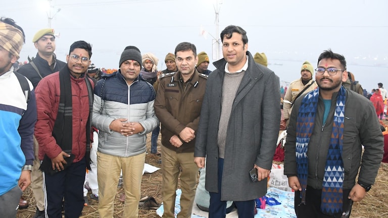 लंबा ओवरकोट पहन सड़क पर निकल ले रहे महाकुंभ आने वालों का हालचाल, कौन हैं प्रयागराज के DM रविंद्र मांदड़? UP Tak