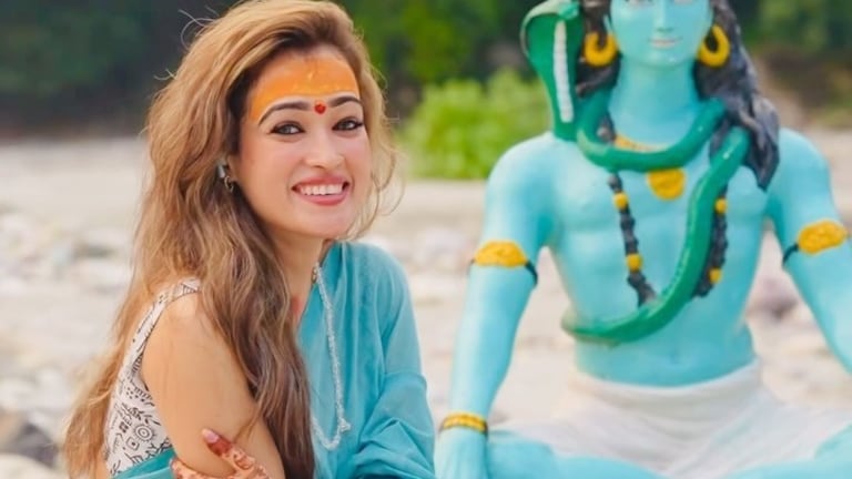 महाकुंभ की 'सुंदर साध्वी' हर्षा रिछारिया मनचाहे प्यार को वश में करने का मंत्र बताकर हुईं वायरल UP Tak