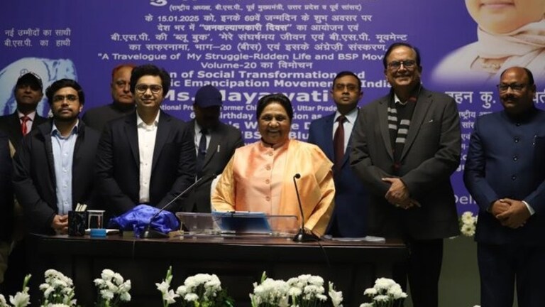 मायावती के जन्मदिन पर पहली बार नजर आए उनके छोटे भतीजे, कौन हैं ईशान आनंद? तस्वीर में मायावती और उनके दोनों भतीजे आकाश आनंद और ईशान आनंद